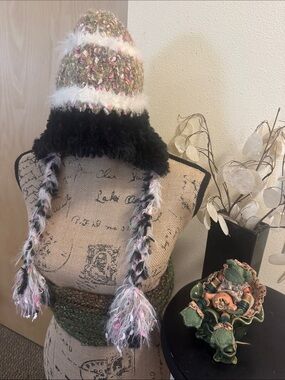 Like new used condition, so soft, keep that noggin warm hat with built in braids